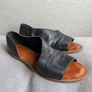 Sole Society Womens Colvan Sandals Black Leather Cutout Flat Heel Slip On 8